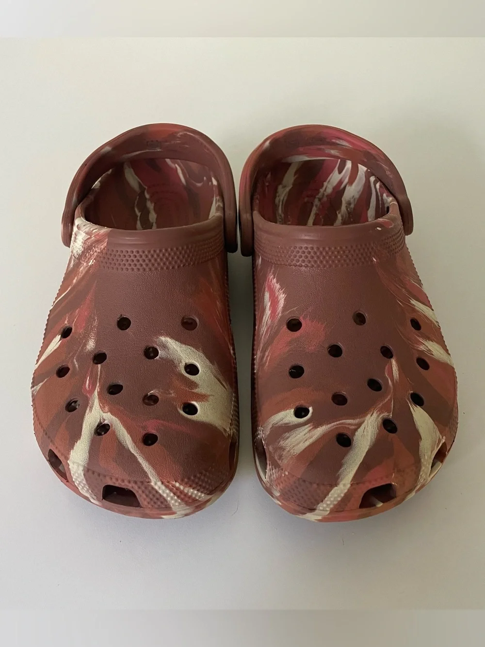 CROCS Unisex Marbled Red and Cream Clogs